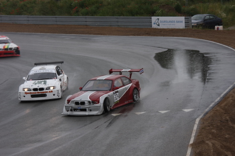 Niels-Ole viser at han kan drifte....
(Foto: Olfert)